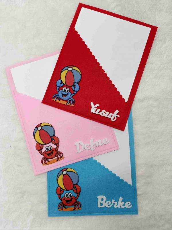 Sevimli Yengeç Figürlü Keçe Karne Kılıfı… Sevimli Yengeç Figürlü Keçe Karne Kılıfı…